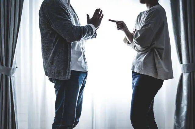 夫妻吵架后妻子跳湖身亡,丈夫因这一举动获刑一年缓刑二年 夫妻吵架后妻子跳湖身亡,丈夫因这一举动获刑一年缓刑二年