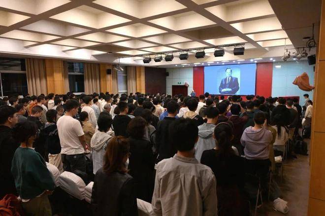 追忆杨振宁、趣说量子力学,潘建伟复旦开讲! 追忆杨振宁、趣说量子力学,潘建伟复旦开讲!