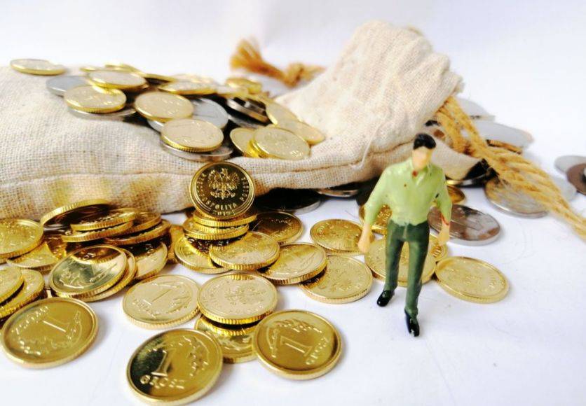 黄金“妖股式崩盘”终结本轮牛市?复盘史上14次大跌;美国向拉丁美洲部署航母战斗群;美联储降息25个基点概率达98.9%;苹果、谷歌等五巨头财报来袭 | 一周国际财经