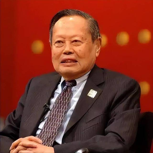 杨振宁葬礼不到24小时,清华宣布一重要决定,翁帆眼都哭肿了