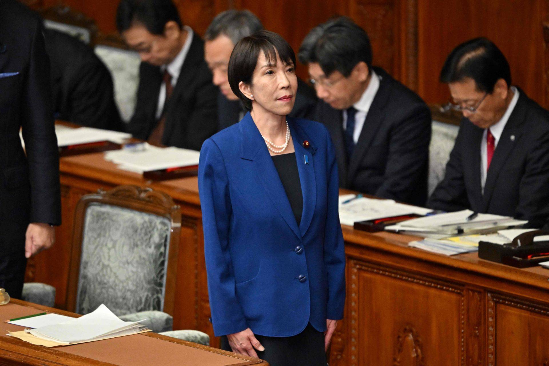 黄金“妖股式崩盘”终结本轮牛市?复盘史上14次大跌;美国向拉丁美洲部署航母战斗群;美联储降息25个基点概率达98.9%;苹果、谷歌等五巨头财报来袭 | 一周国际财经