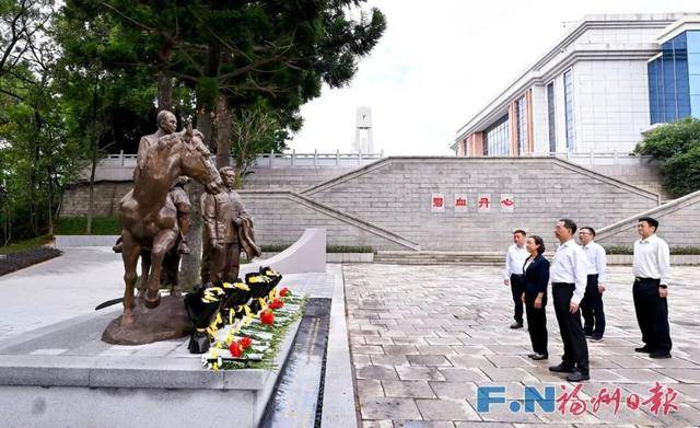 福建省委副书记、福州市委书记郭宁宁,察看吴石故居 福建省委副书记、福州市委书记郭宁宁,察看吴石故居