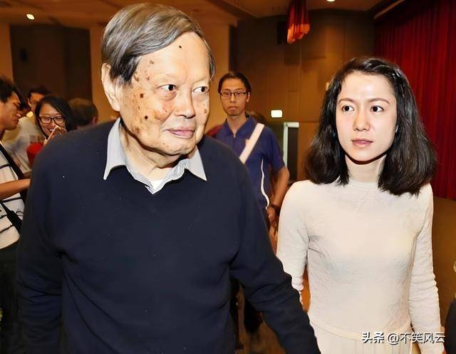 原创             杨振宁葬礼结束,次子杨光宇发声,围绕翁帆的 3 个疑问,也该解开
