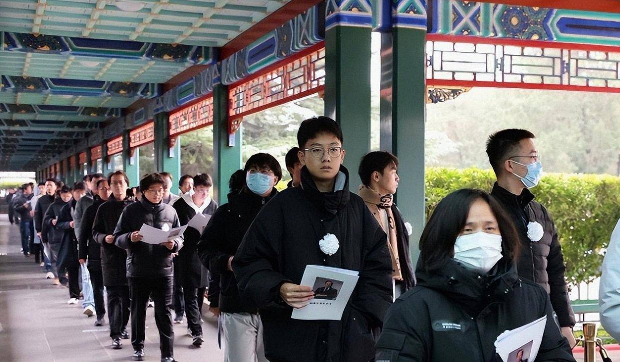 原创             八宝山告别后争议四起:杨振宁遗体盖国旗被喷,翁帆婚姻再被挑刺