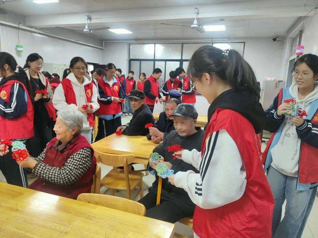 — 淮滨高中开展重阳节志愿服务社会实践活动