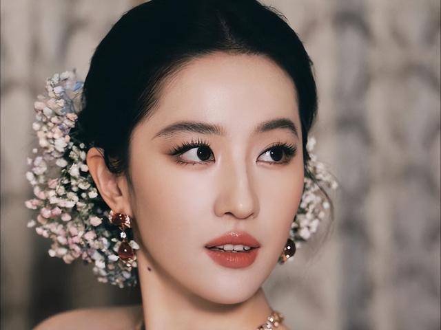 宝格丽再次失算!砸一个多亿项链,结果被刘亦菲头上的头饰打败