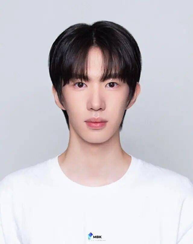 又一财阀三代出道了!韩国炒年糕连锁巨头继承人将作为男团成员出道,拥有800家门店 插图2 又一财阀三代出道了!韩国炒年糕连锁巨头继承人将作为男团成员出道,拥有800家门店 插图2