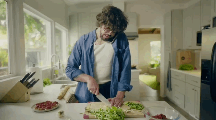 14万!全球首款家务机器人开卖,OpenAI投资,萌脸翘臀会自己充电