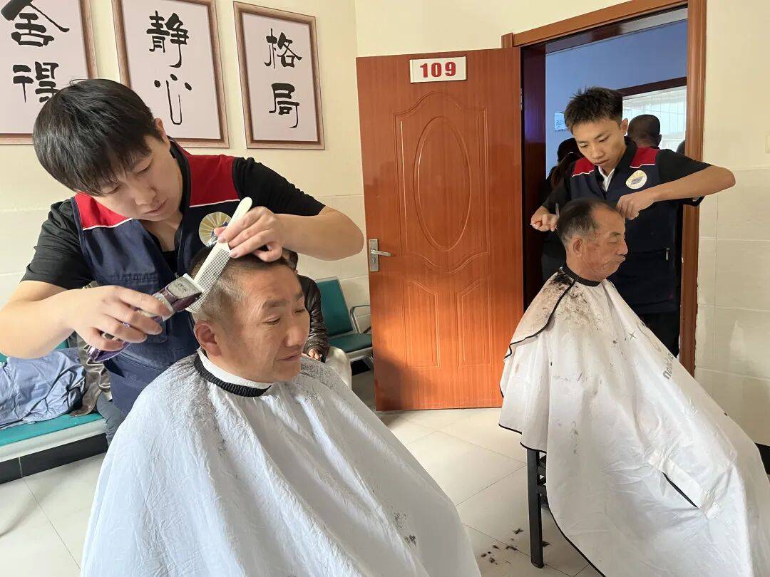 扎兰屯市举办重阳节敬老文艺汇演