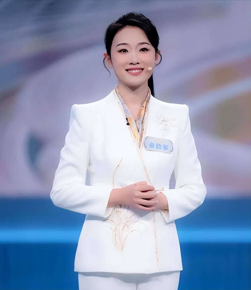 2025央视主持人大赛最大黑马竟是她,仅22岁,康辉公开多次盛赞_秦韵_所有人_内容