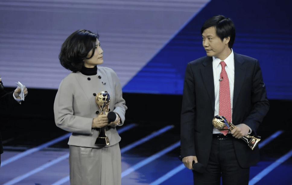 董明珠杀疯了!营收下滑仍砸55亿分红,雷军躺着也中枪?