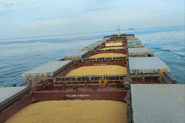 中企刚买4船美豆,特朗普又变卦,下架大批中货,不准中违约