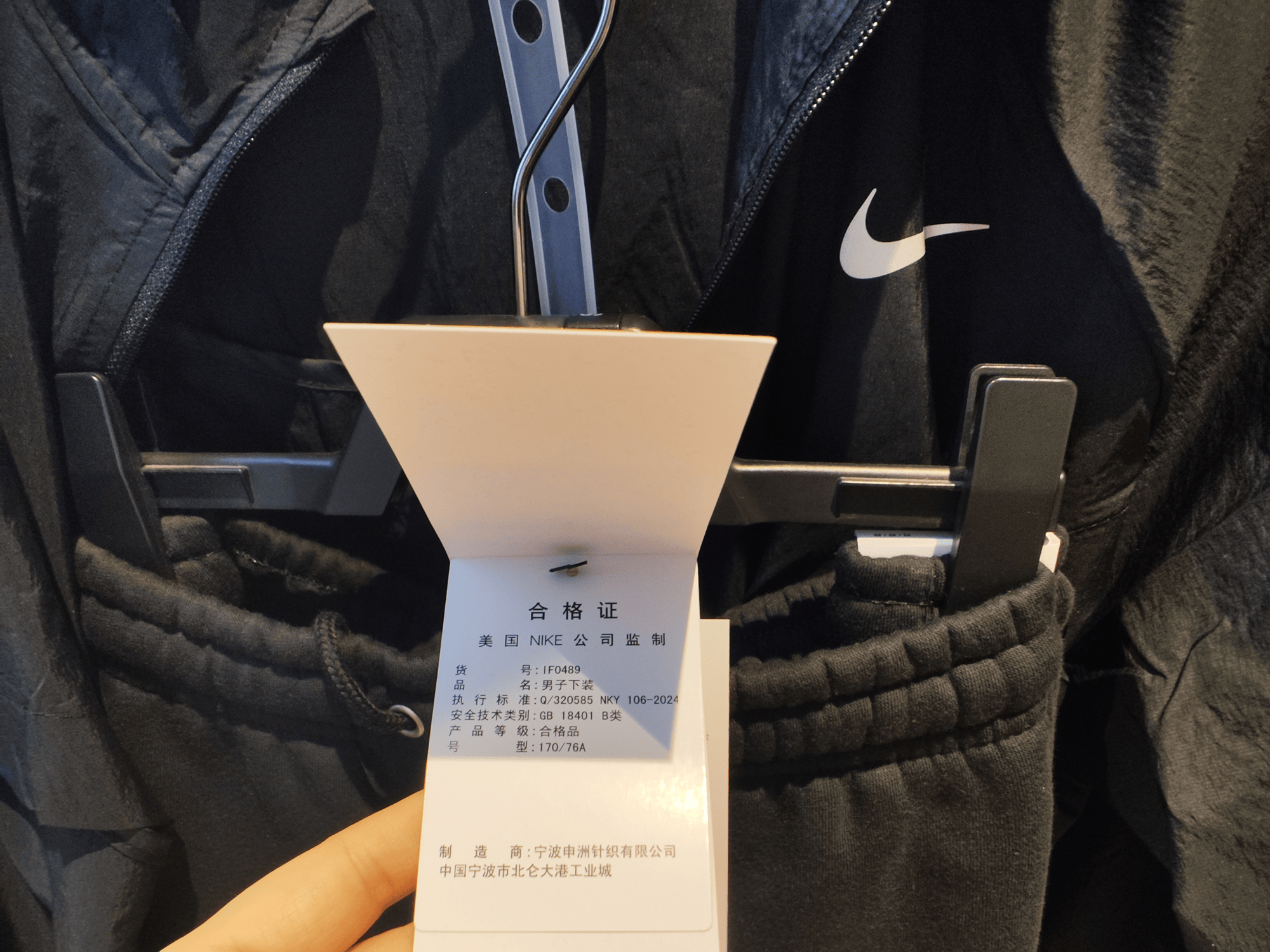 小吊牌藏着“利润剪刀差”:高端服饰定价倍率超10倍!同厂不同价背后,波司登们如何抢“话语权”