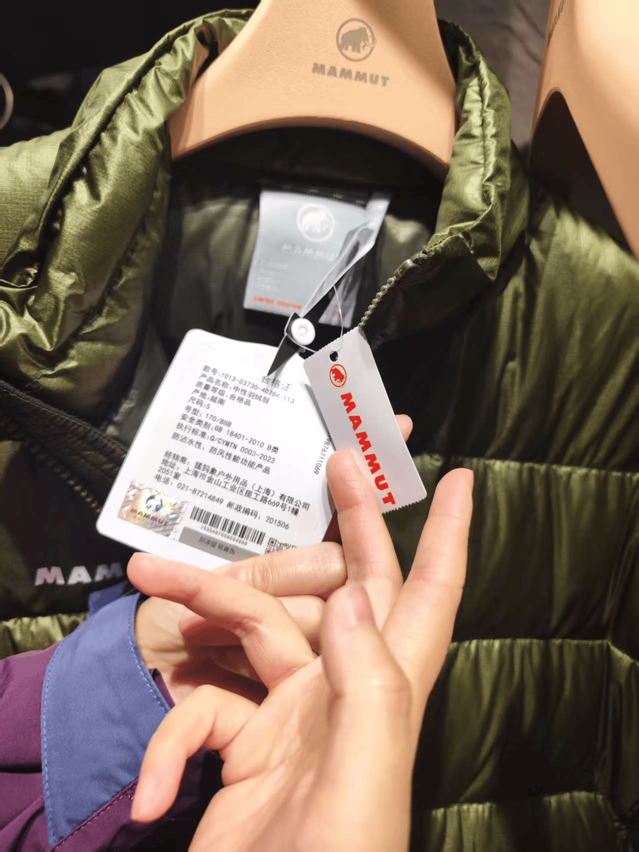 小吊牌藏着“利润剪刀差”:高端服饰定价倍率超10倍!同厂不同价背后,波司登们如何抢“话语权”