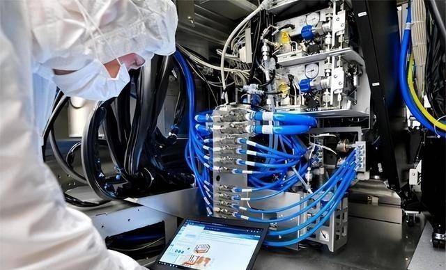 原创             中企正式宣布！回购中国已购光刻机，外媒：ASML专利权或不保