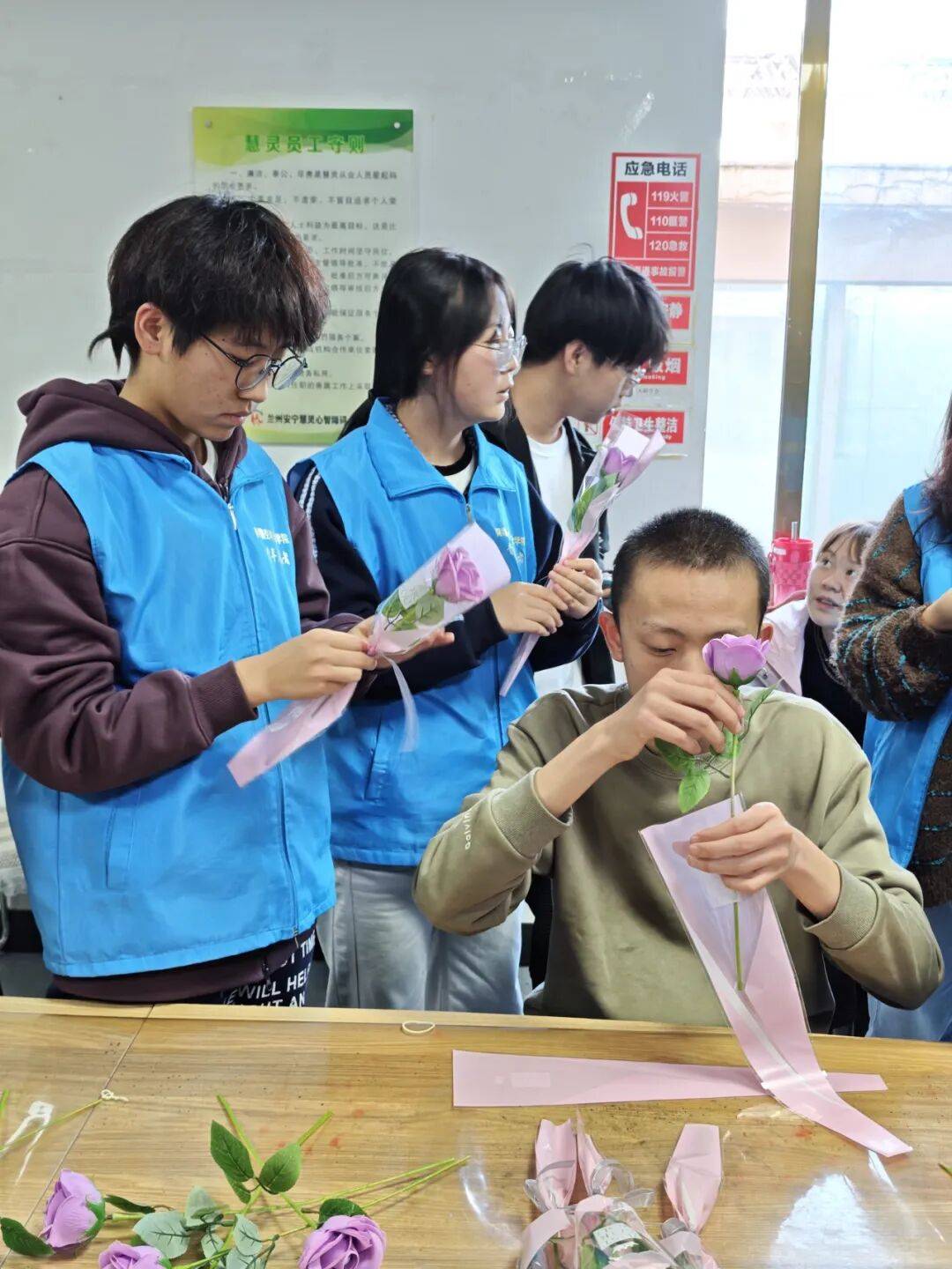 25047网络空间安全学院学生赴安宁区社会福利院开展不缺席的阳光