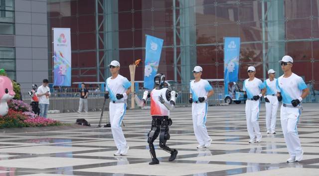 人形机器人火炬手亮相，5G-A网络技术护航十五运会火炬传递