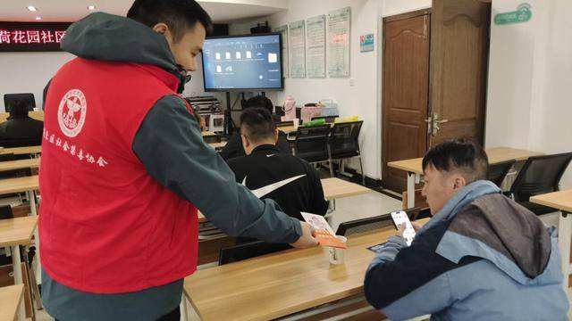 荷花园社区:反诈禁毒双推进 共筑平安防护网 荷花园社区:反诈禁毒双推进 共筑平安防护网