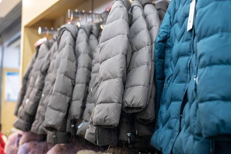 女子给妈妈网购羽绒服竟是旧衣物 京东客服:有专员介入处理(图1)