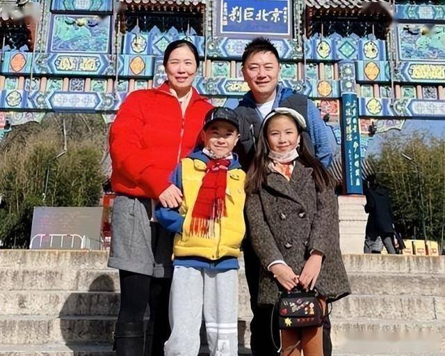 奥运冠军高崚:45岁依旧很美,转型成功,嫁给富商后儿女双全