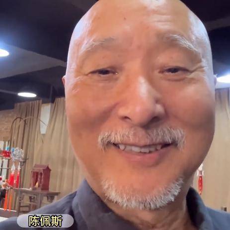 陈佩斯三兄妹罕见同框!75岁大哥老得认不出,妹妹却年轻富态有活力