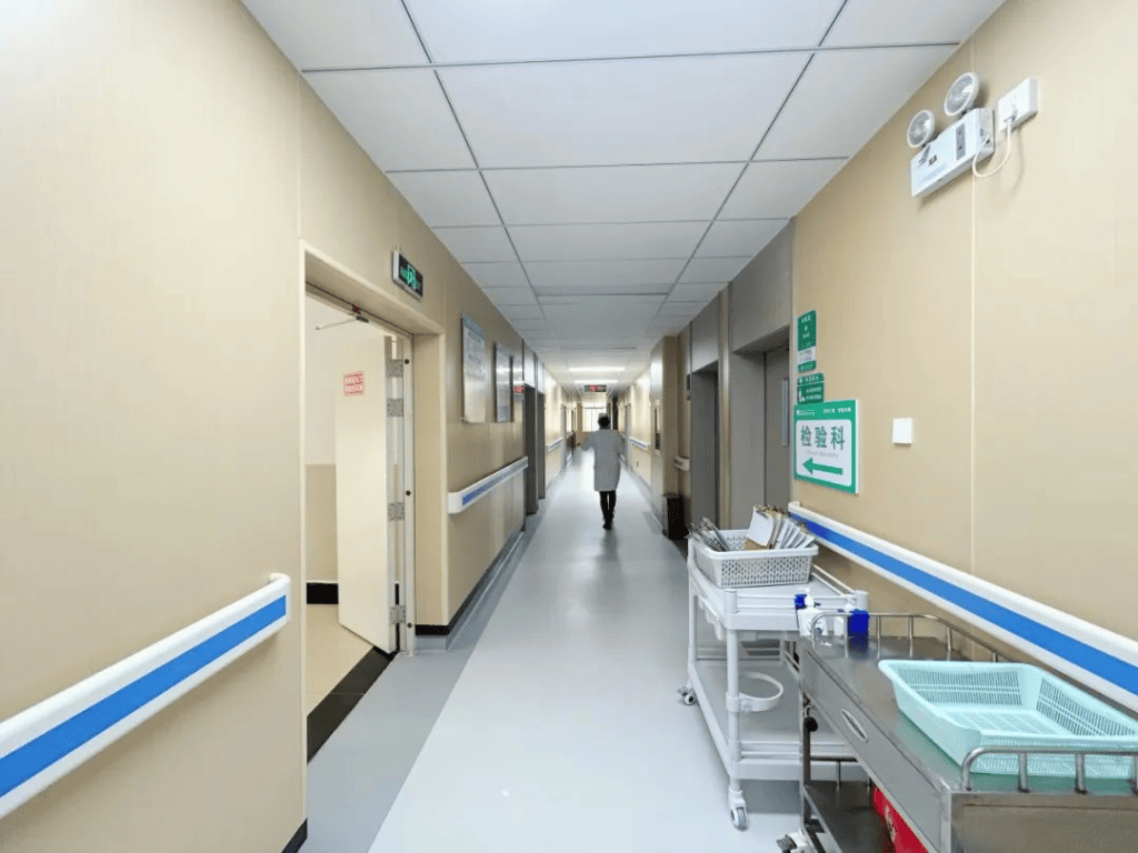 女子引产被拒诞下女婴遭当班医生违规抱养，香格里拉民生医院被罚