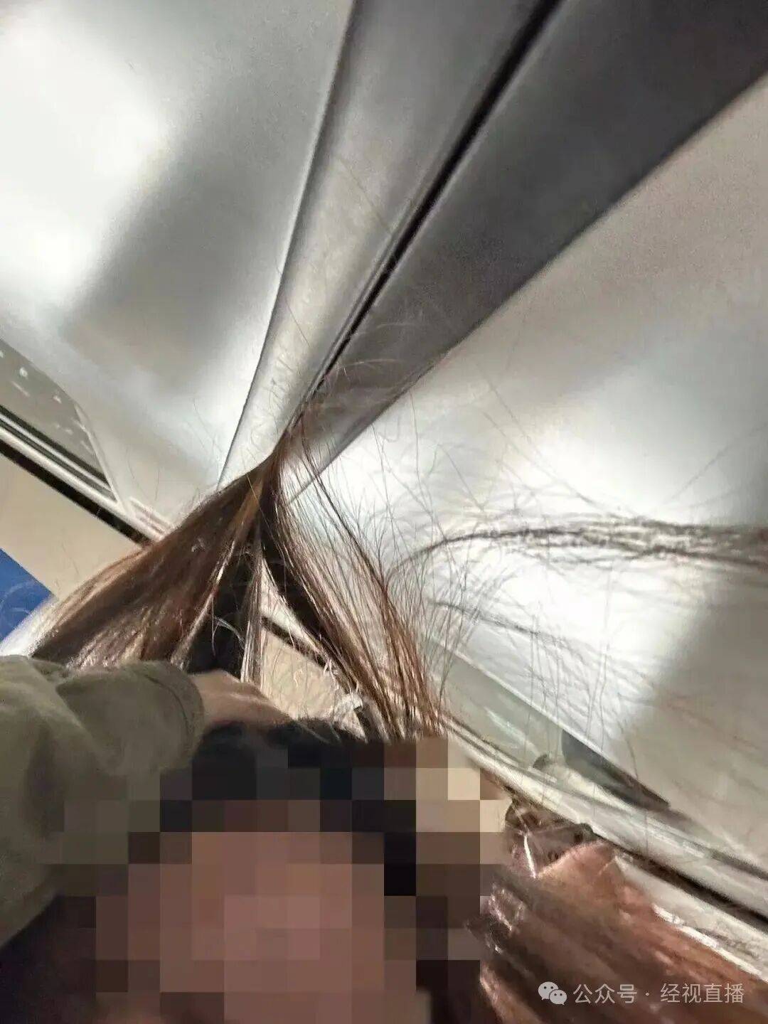 武汉一女子乘地铁头发被车门夹住，夹了一站路才脱困