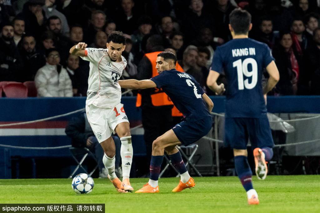 巴萨三杰迎战最佳球员奖，维尼修斯黯然失色