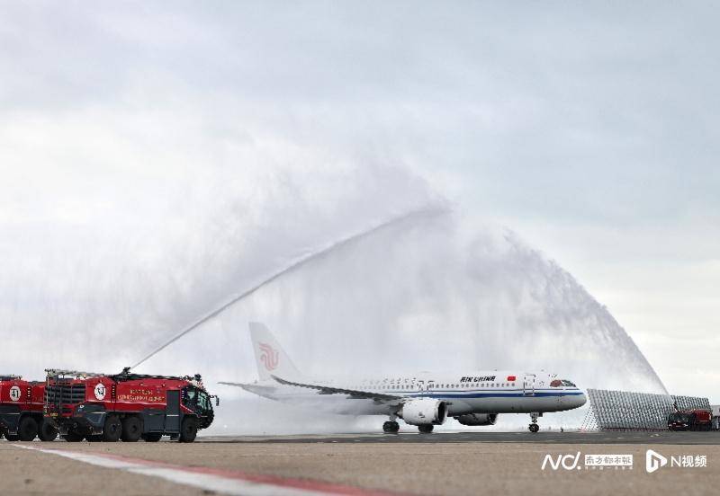国产大飞机C919载国旗首飞香港,迎民航界最高礼遇过水门