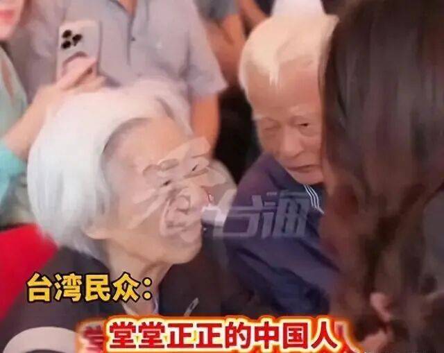 国民党主席郑丽文祭拜现场，民众高喊“我们都是中国人”
