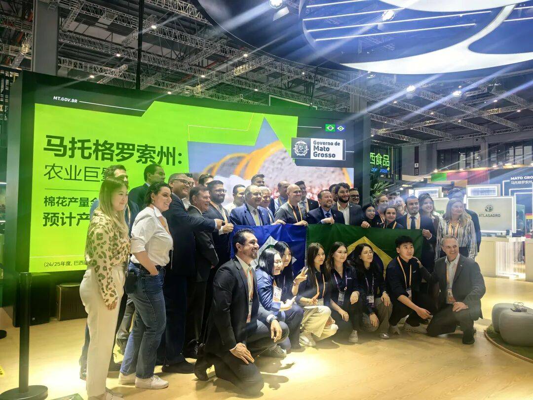 一天24万人逛进博会，外企卖力带货丨一线