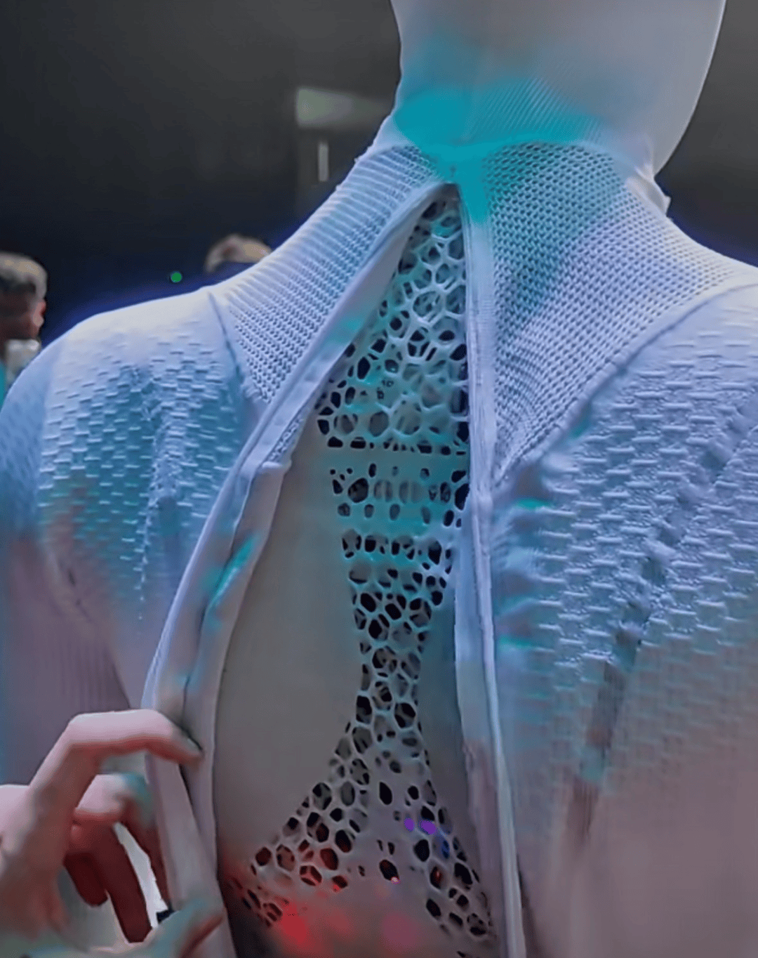 小鹏当场剪机器人皮肤,“硅基生物需要自证不是人”来得这么快?