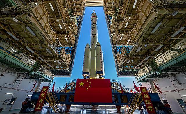 原创             撞击神舟二十真凶锁定，太空出现大量不速之客，推迟返回有危险吗