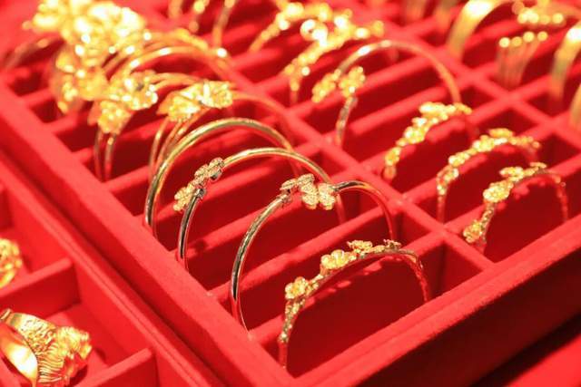 黄金刺客要失业了？“血脉觉醒”的这届年轻人，看金价走势都懵了