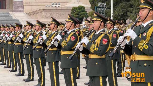 西班牙元首访华欢迎仪式，军乐团专门增加了一个乐器 -华闻时空