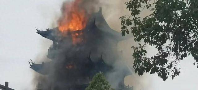 苏州永庆寺突发火情，建筑只剩框架，当地回应：被烧的是93年重建的仿古建