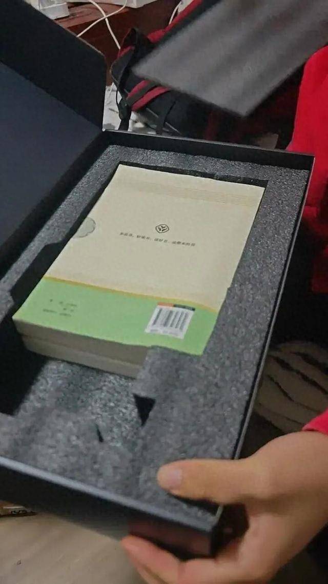 男子网购3000多元的电脑显卡，没想到收到的竟是两本书