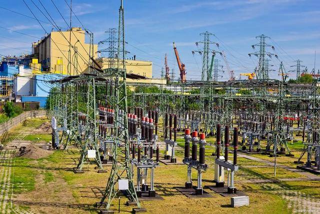 原创 中美AI竞赛大反转!黄仁勋直言中国将获胜,关键不在芯片在电力