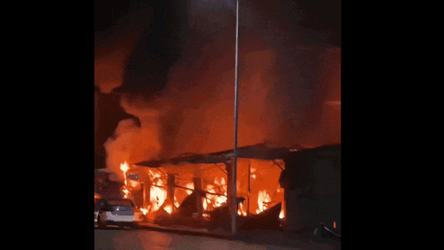 贵阳一水果店凌晨突发大火，整个店都搭进去了！小心这种建材