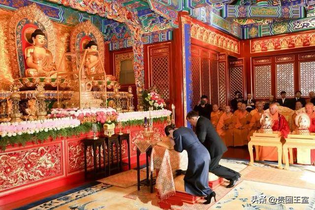 原创             苏提达不愧是空姐出身！同天换两双细高跟，灵隐寺行跪拜礼也轻松