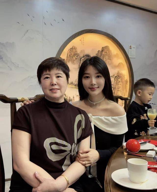 德云社烧饼妻子晒全家福,三代同框脸型复制粘贴,网友调侃基因太强大