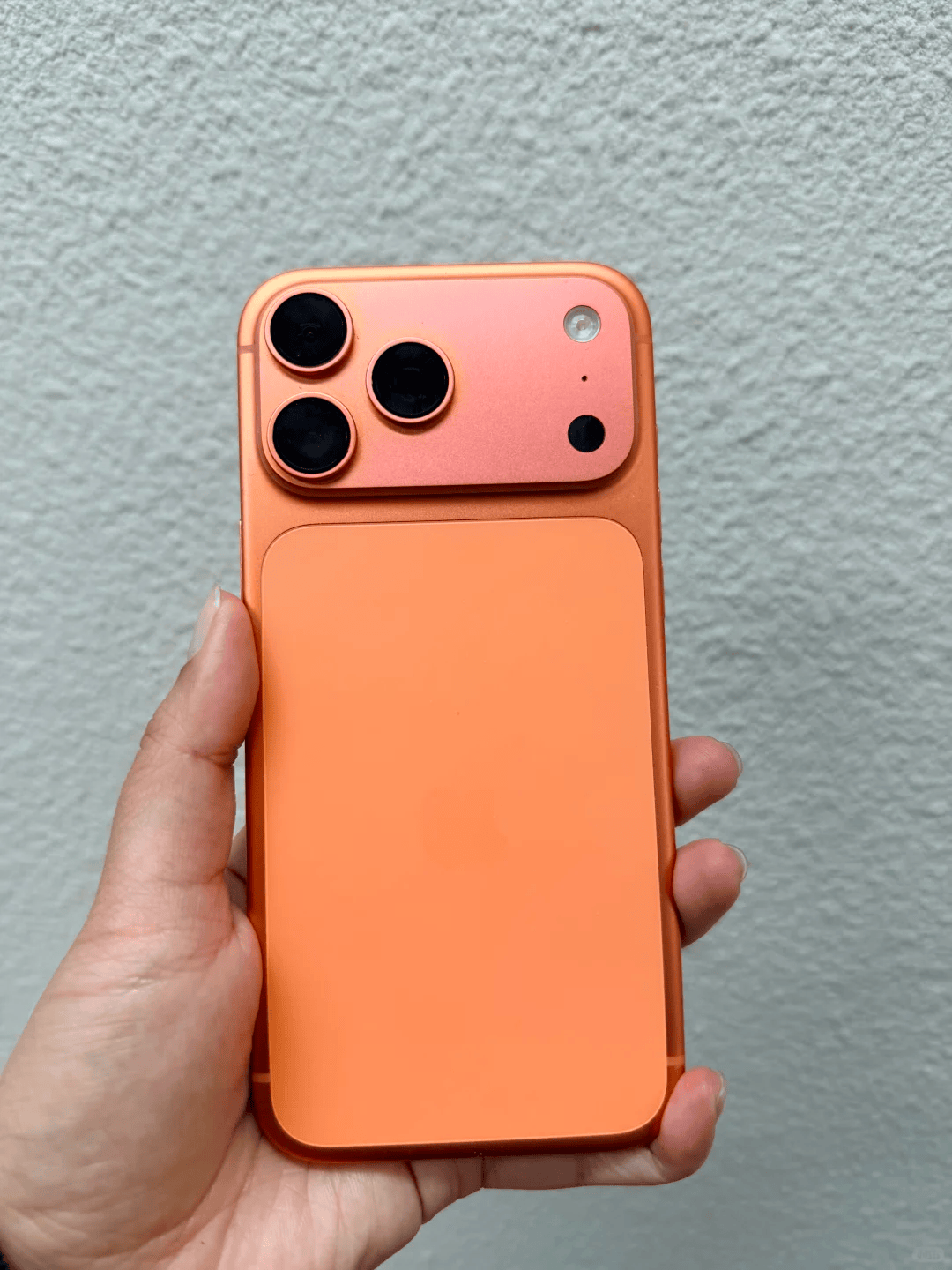 离谱！湿巾把iPhone 17擦成“不锈钢盆”？苹果回应有点好笑……