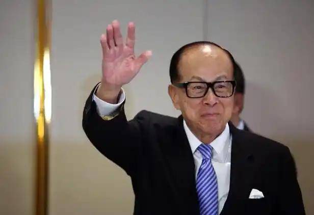 2909亿身家有何用？97岁的李嘉诚无力回天，两个60岁儿子已成心病