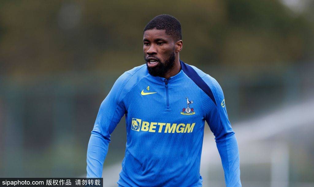 中国国家女子足球队飞抵伦敦，开始备战与英格兰女足的国际友谊赛