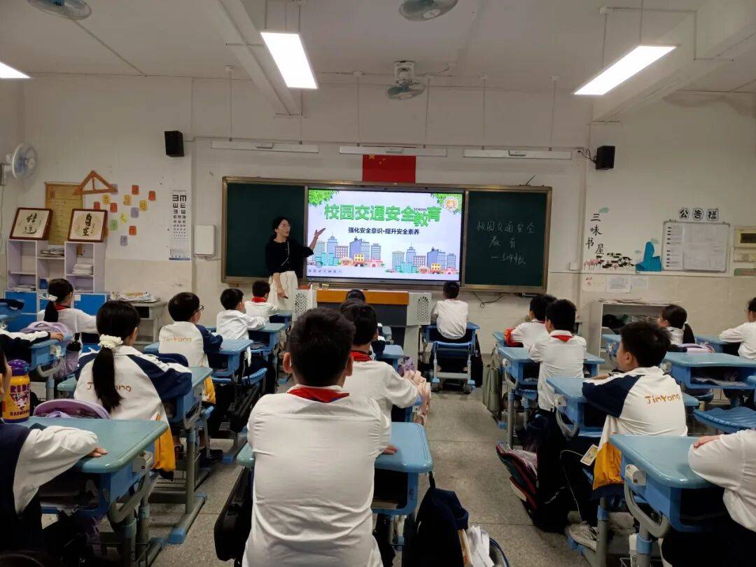 交通安全进校园 平安守护成长路