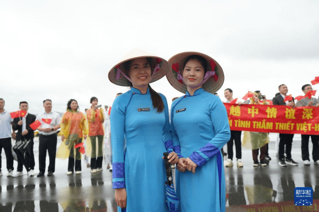 中国海军989编队抵达越南进行友好访问