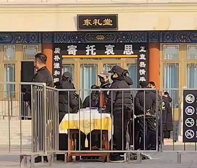 唐嫣现身公公追悼会！夫妻俩站门口迎宾，罗晋经纪人曝照粉碎婚变