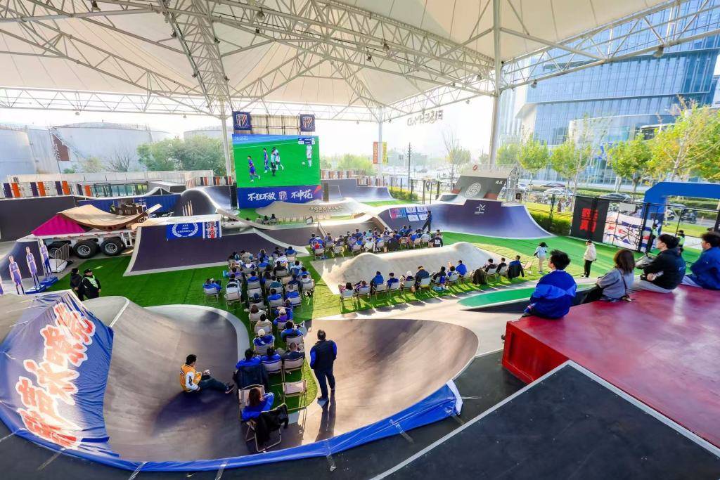 叫扬叔 - 全网最会整活的苏超球迷  足球圈热梗收割机中超收官“第二现场”火了体育+商业激发申城消费新活力