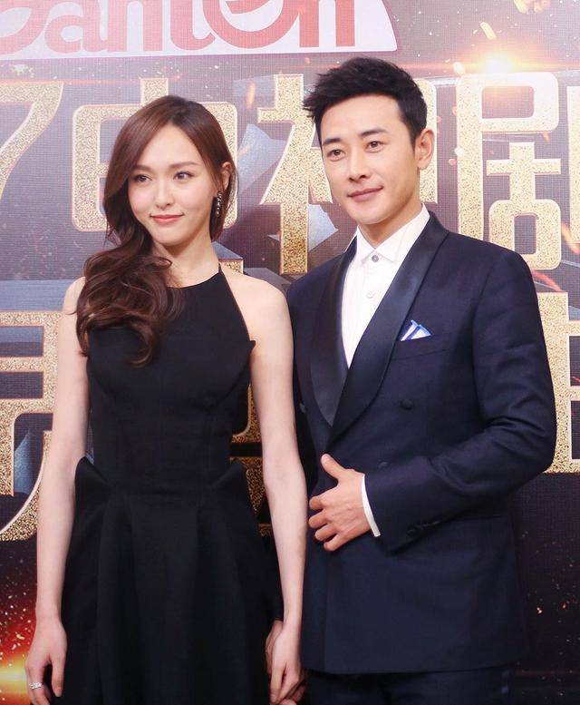 不装了!唐嫣在罗晋父亲葬礼上的3个细节,透露俩人如今真实状况