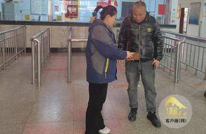 捡到钱包寻失主 拾金不昧受人赞_汽车站_金云_新阳镇